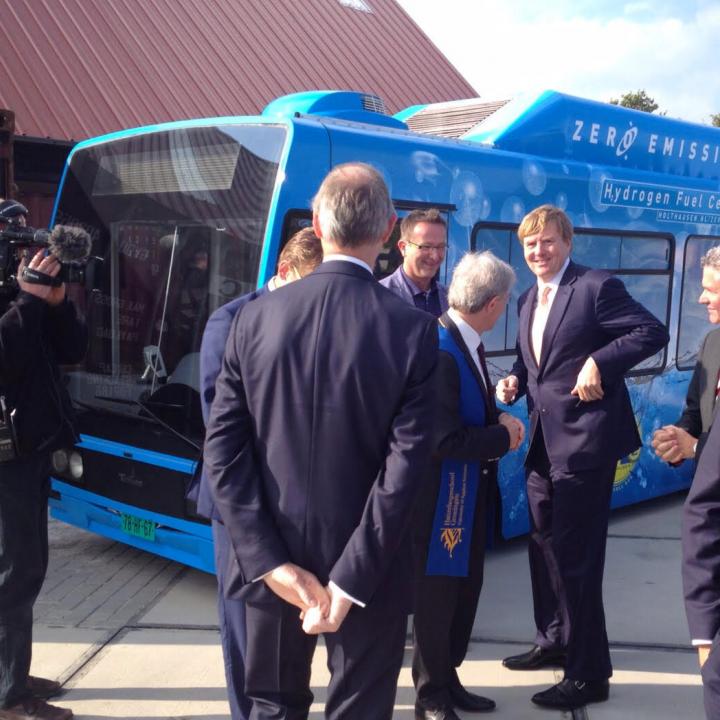 Hoogwaardig bezoek bij de lancering van de waterstof bus bij EnTranCe, Koning Willem Alexander